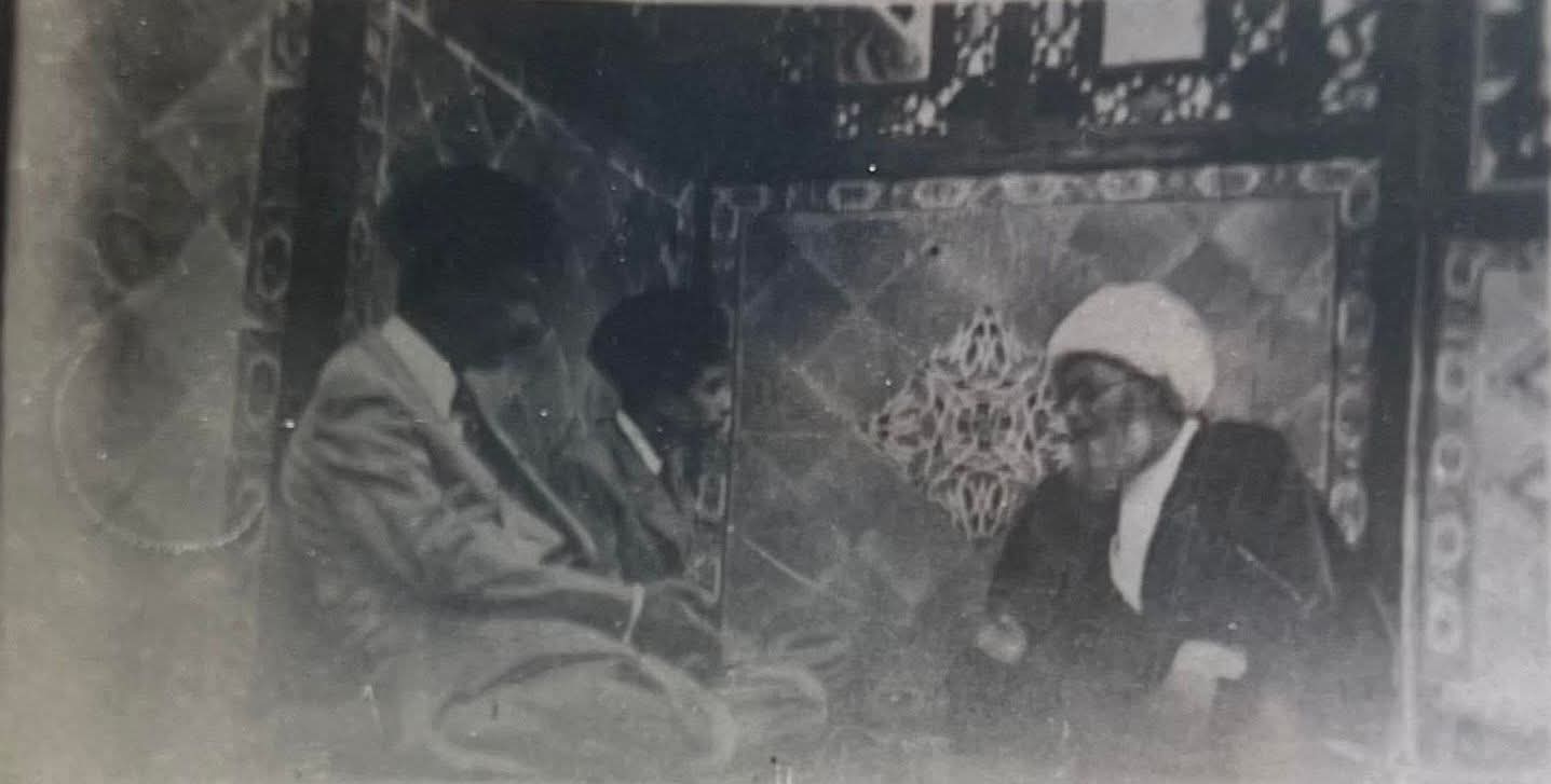 الملك فيصل الثاني وعبد الإله والشيخ عبد الكريم الزنجاني في حرم الإمام الحسين عام ١٩٥٠